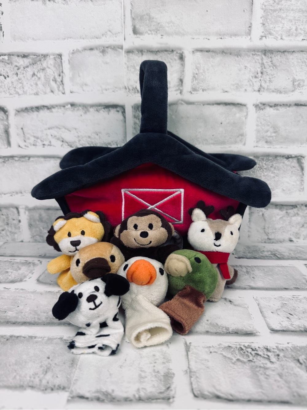 HUG FUN Barn with 7 finger puppets preowned great condition.